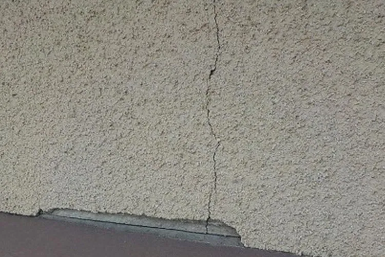 外壁材に細かいひび割れがある
