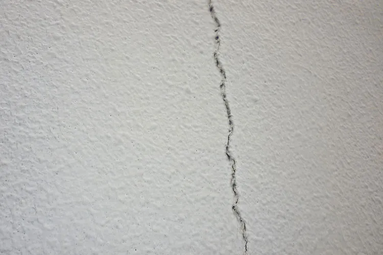 太いひび割れがある