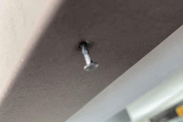 金属屋根に錆と剥がれがある